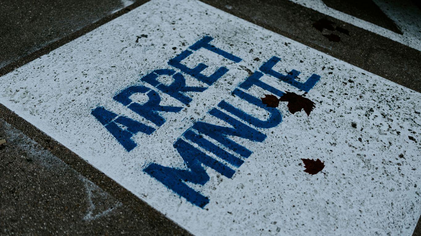 a street sign that reads arree minute on it